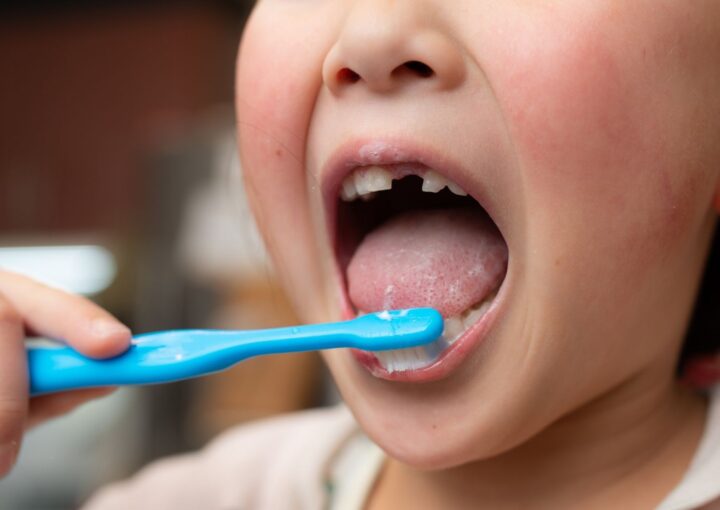 Çocuklarda doğru diş fırçalama alışkanlığını gösteren eğitici görsel.