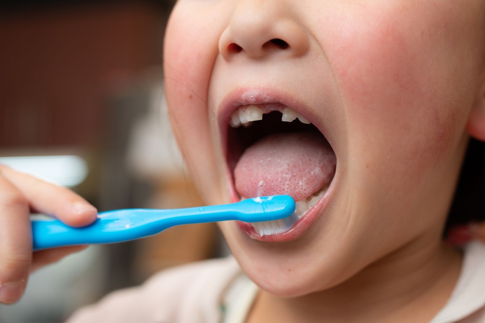 Çocuklarda doğru diş fırçalama alışkanlığını gösteren eğitici görsel.