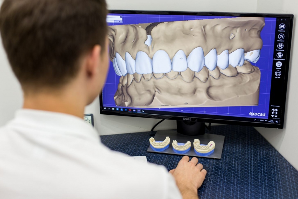 Dijital diş hekimliğinde CAD/CAM ve 3D baskı teknolojilerinin klinik uygulamalarını gösteren görsel.