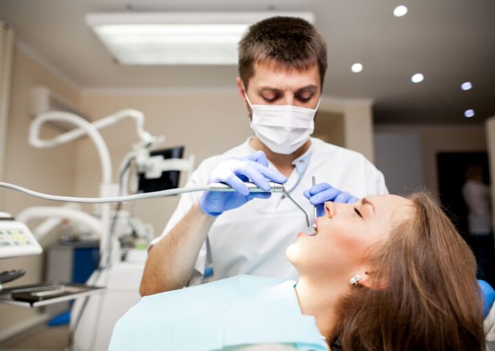 Diş hekimi muayenesi öncesi ağız ve diş sağlığı kontrolünü gösteren bilgilendirici görsel.