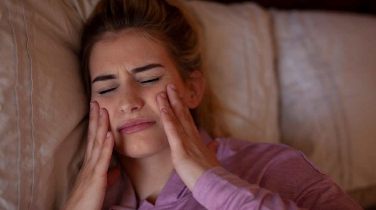 Gece diş sıkmanın diş aşınması ve çene eklemi üzerindeki etkilerini gösteren bilgilendirici görsel.