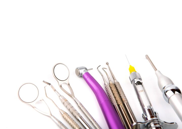 Diş hekimliğinde kullanılan farklı dental materyallerin ağız içi dokularla temasını gösteren bilgilendirici görsel.