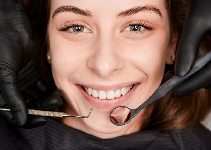 Gülüş tasarımında diş, diş eti ve yüz oranlarının birlikte değerlendirildiğini gösteren bilgilendirici görsel.