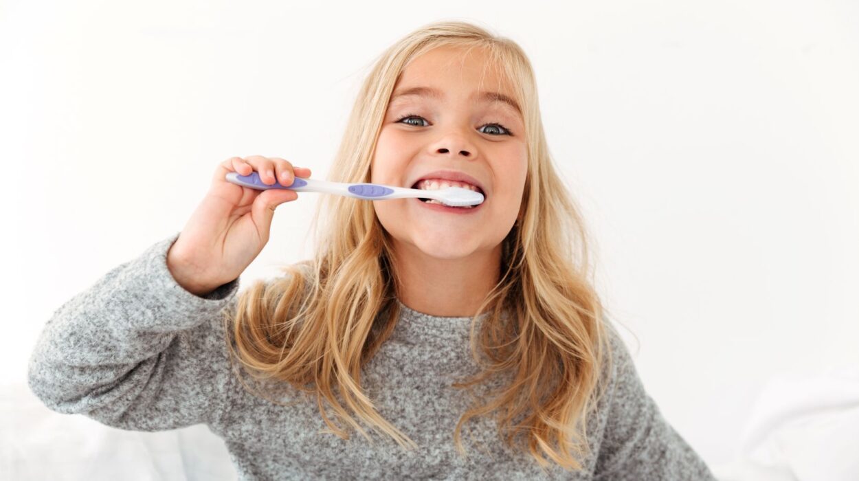 Ramazan ayında oruçluyken diş fırçalama ve ağız hijyeni uygulamalarını gösteren bilgilendirici görsel.