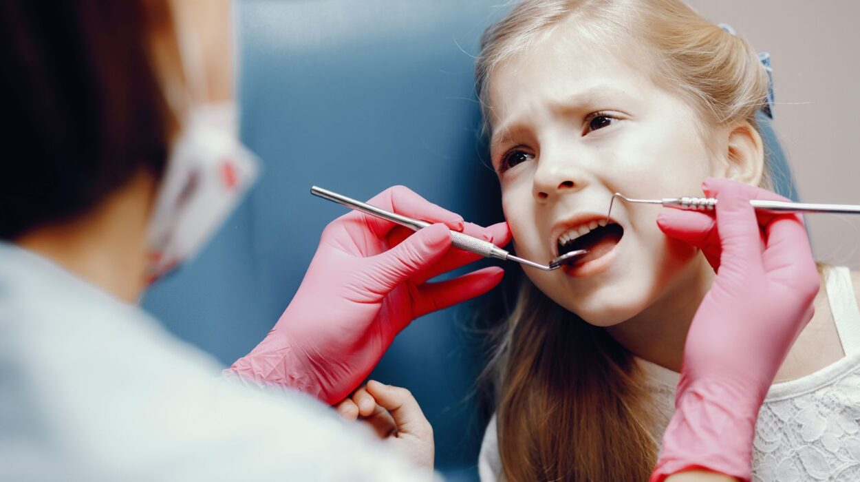 Pedodonti kliniğinde çocuk hastayla iletişim ve davranış yönetimini gösteren bilgilendirici görsel.