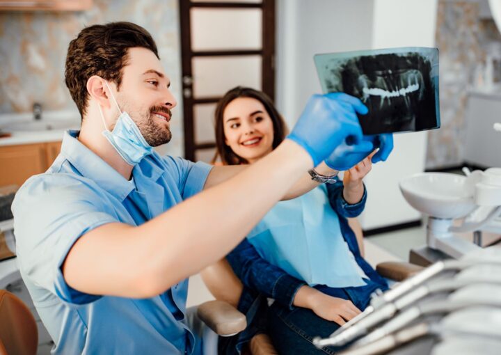 Dental implant sonrası iyileşme aşamaları ve kemik ile implantın kaynaşma sürecini gösteren görsel.