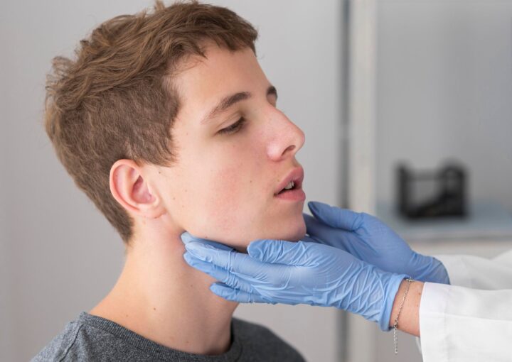 Çene eklemi (TMJ) yapısını ve ağrı bölgelerini gösteren detaylı diş hekimliği görseli.