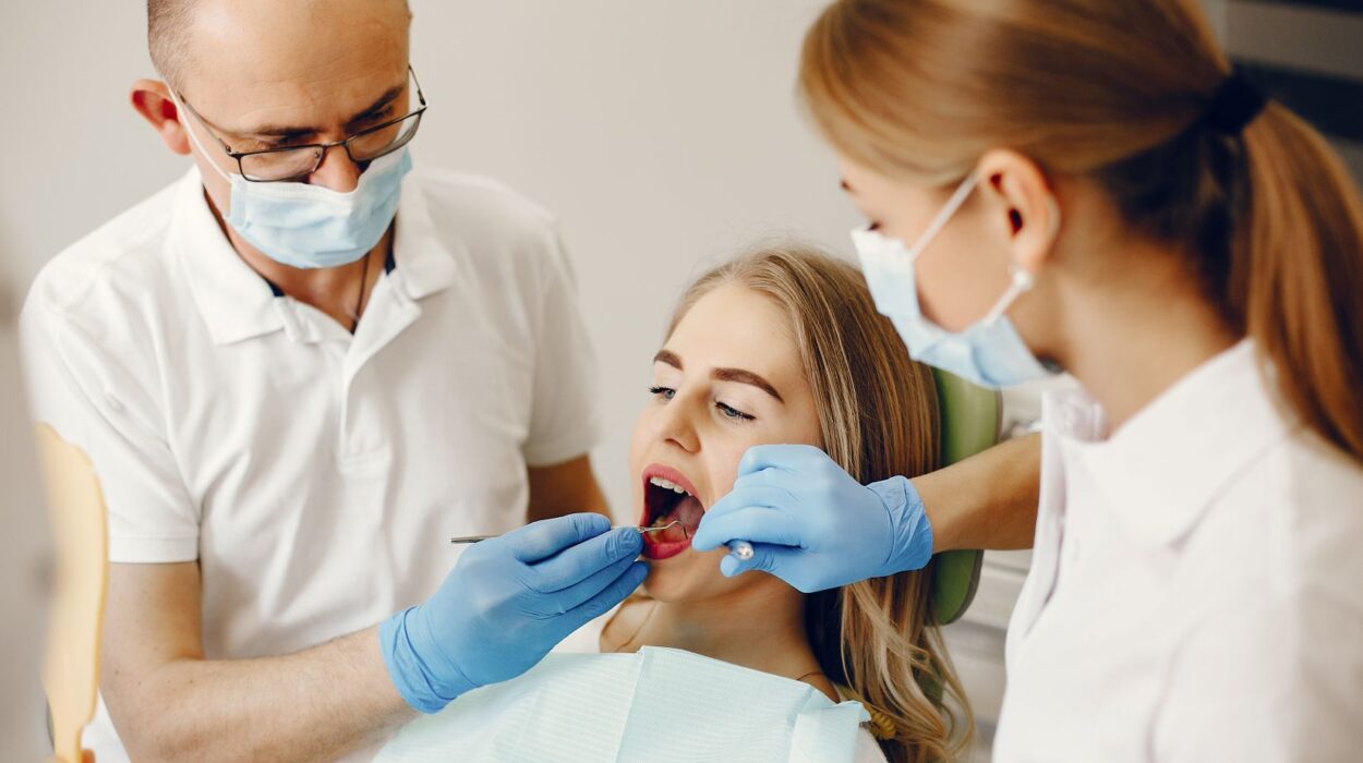 Dental implant uygulaması ve implant üstü protez sürecini gösteren bilgilendirici diş hekimliği görseli.