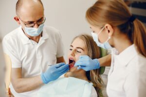 Dental implant uygulaması ve implant üstü protez sürecini gösteren bilgilendirici diş hekimliği görseli.