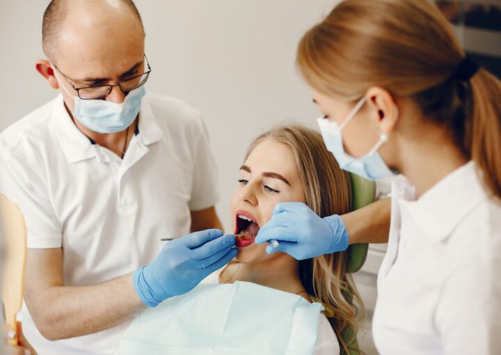 Dental implant uygulaması ve implant üstü protez sürecini gösteren bilgilendirici diş hekimliği görseli.