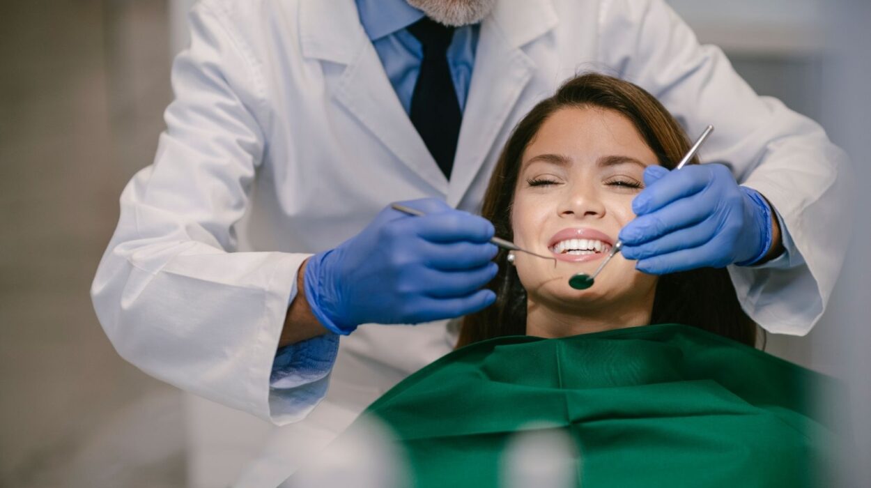 Modern diş kliniğinde muayene, ortodonti ve restoratif diş tedavilerini gösteren bilgilendirici görsel.