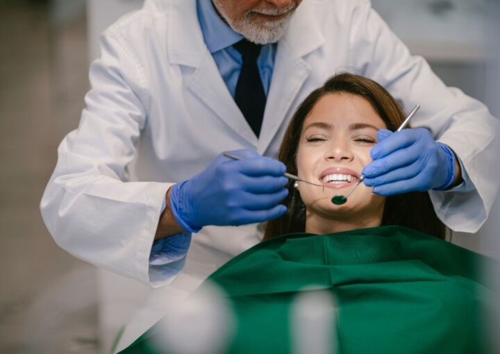 Modern diş kliniğinde muayene, ortodonti ve restoratif diş tedavilerini gösteren bilgilendirici görsel.