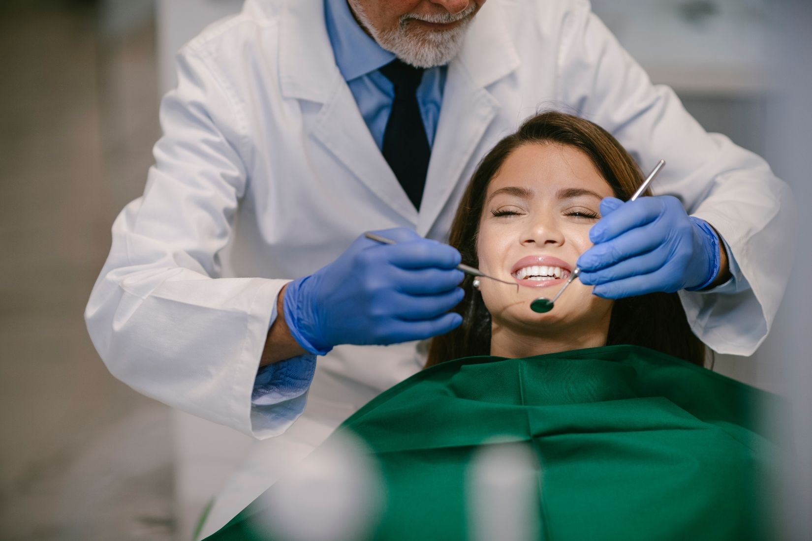 Modern diş kliniğinde muayene, ortodonti ve restoratif diş tedavilerini gösteren bilgilendirici görsel.