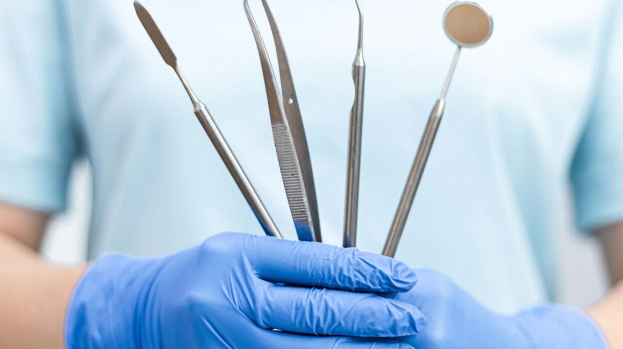 Dişlerin, diş etlerinin, mevcut restorasyonların ve ağız içi dokuların klinik olarak değerlendirildiği genel diş muayenesi.