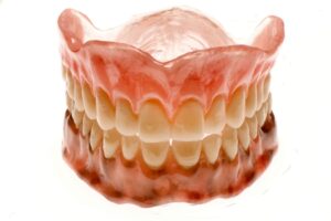 Konya tam dişsizlikte implant destekli tedavi seçenekleri, sabit ve hareketli protezler, planlama ve bakım süreçleri hakkında bilgi.