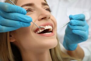 Eksik diş bölgesinde dental implant ve komşu dişlerden destek alan sabit köprü protezinin anatomik karşılaştırması.