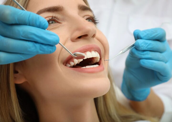 Eksik diş bölgesinde dental implant ve komşu dişlerden destek alan sabit köprü protezinin anatomik karşılaştırması.